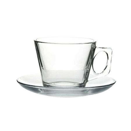 Taza de café en una taza de cristal